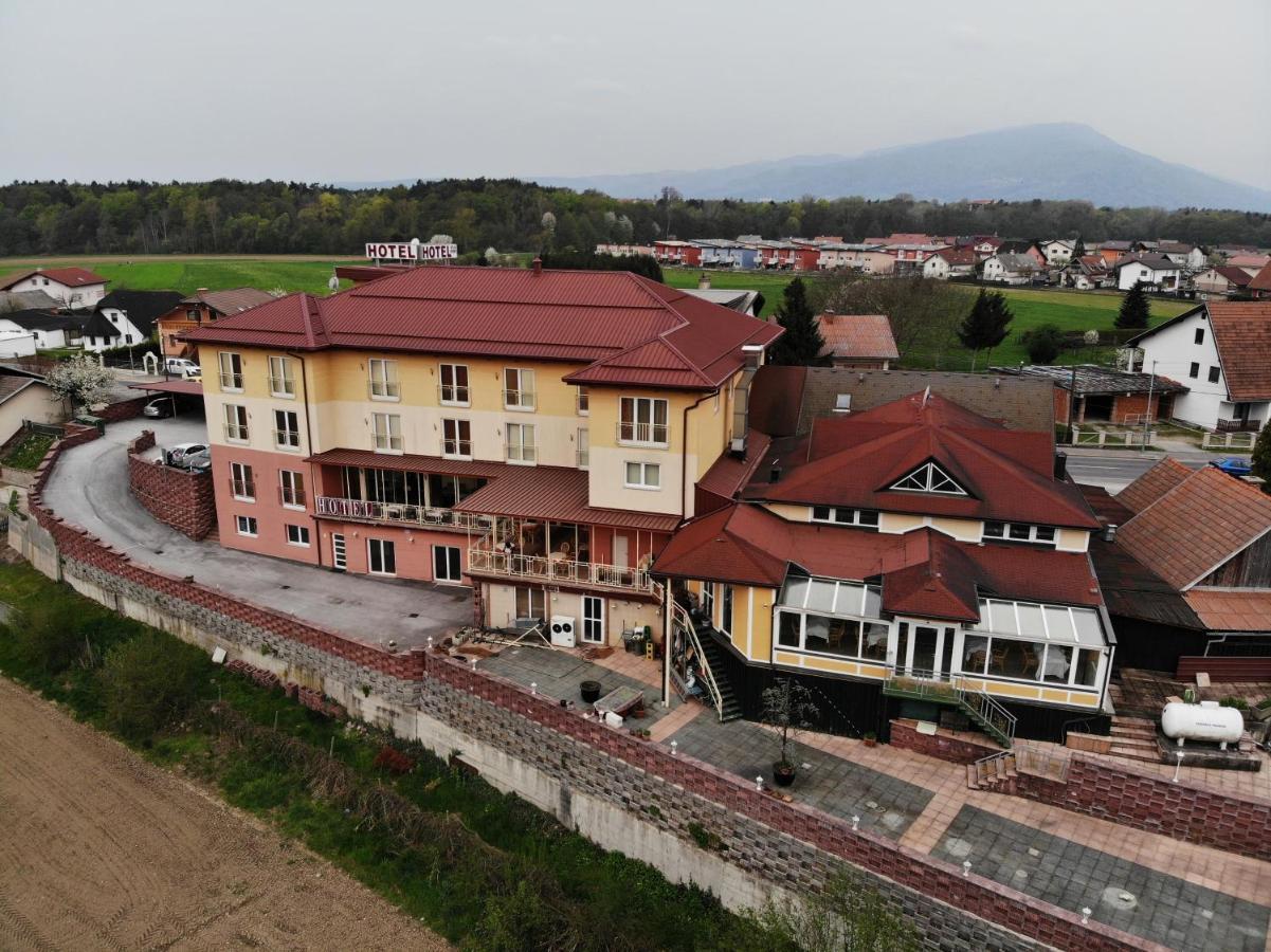 Hotel Vila Emei มาริบอร์ ภายนอก รูปภาพ